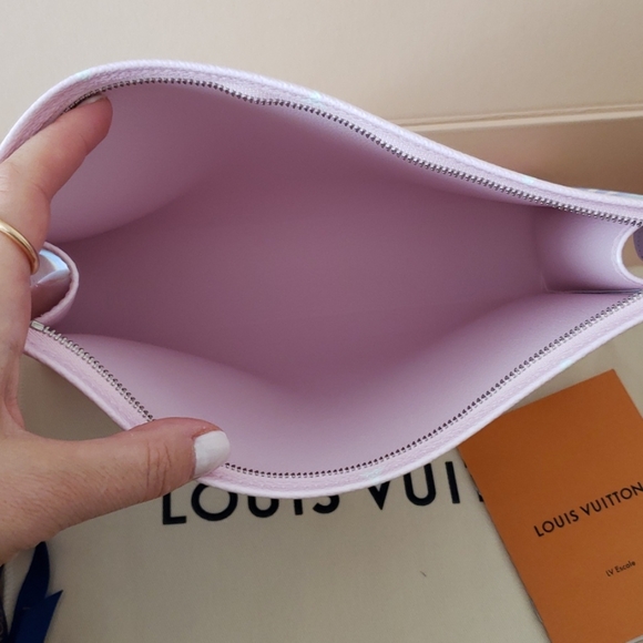 LOUIS VUITTON Escale Toiletry XL 26 Pochette Pastel Pink Clutch Giant Monogram - Picture 9 of 17